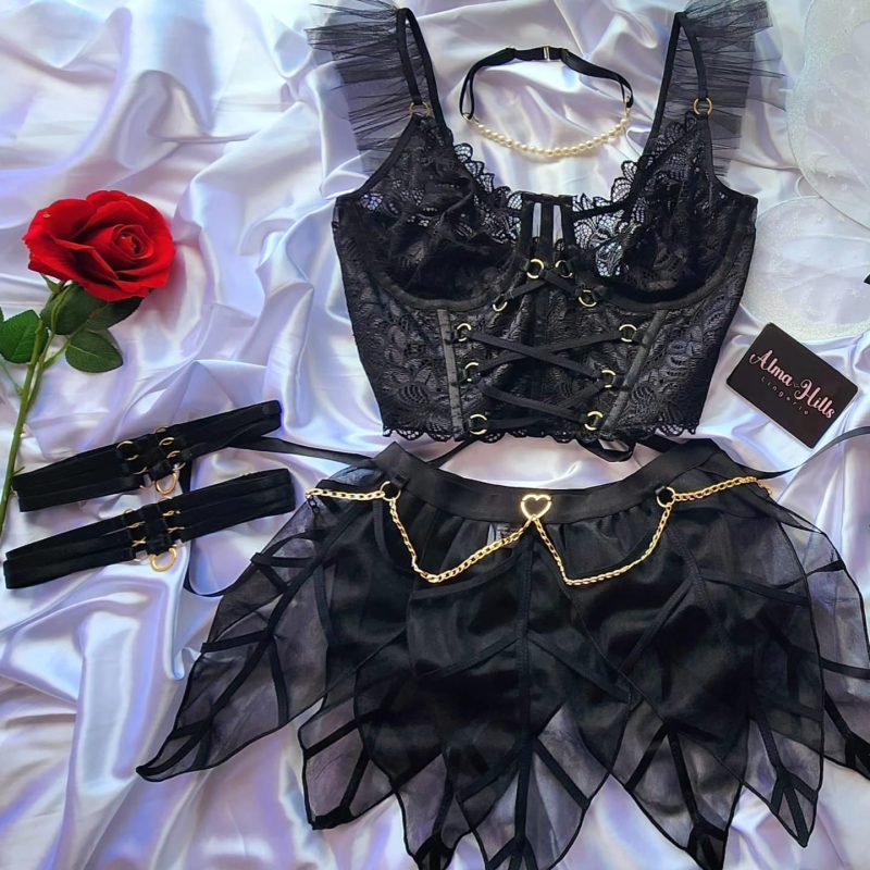 VIOLETA BLACK